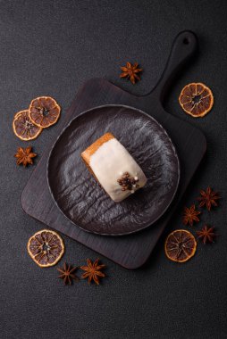 Yuvarlak, tatlı New York rulo kruvasan. Fıstık kremalı. Koyu beton arka planda.