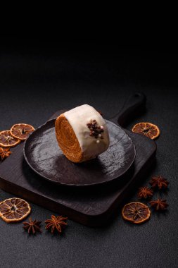 Yuvarlak, tatlı New York rulo kruvasan. Fıstık kremalı. Koyu beton arka planda.