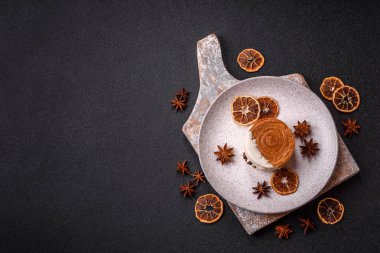 Yuvarlak, tatlı New York rulo kruvasan. Fıstık kremalı. Koyu beton arka planda.