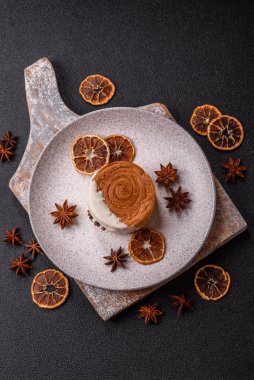 Yuvarlak, tatlı New York rulo kruvasan. Fıstık kremalı. Koyu beton arka planda.