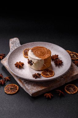 Yuvarlak, tatlı New York rulo kruvasan. Fıstık kremalı. Koyu beton arka planda.