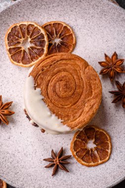 Yuvarlak, tatlı New York rulo kruvasan. Fıstık kremalı. Koyu beton arka planda.