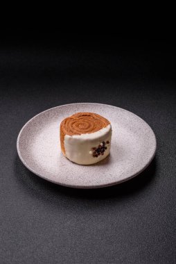 Yuvarlak, tatlı New York rulo kruvasan. Fıstık kremalı. Koyu beton arka planda.