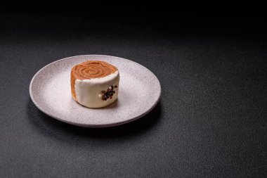 Yuvarlak, tatlı New York rulo kruvasan. Fıstık kremalı. Koyu beton arka planda.