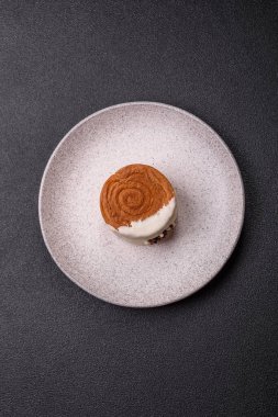 Yuvarlak, tatlı New York rulo kruvasan. Fıstık kremalı. Koyu beton arka planda.