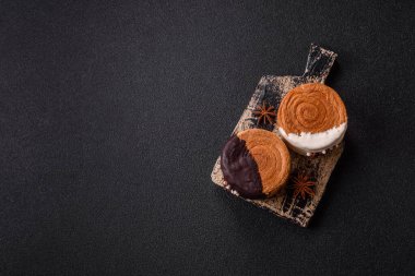 Yuvarlak, tatlı New York rulo kruvasan. Koyu beton arka planda çikolata kremalı.