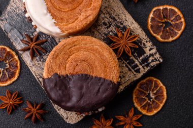 Yuvarlak, tatlı New York rulo kruvasan. Koyu beton arka planda çikolata kremalı.