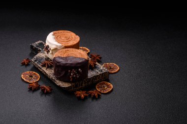 Yuvarlak, tatlı New York rulo kruvasan. Koyu beton arka planda çikolata kremalı.