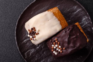 Yuvarlak, tatlı New York rulo kruvasan. Koyu beton arka planda çikolata kremalı.