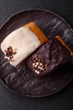 Yuvarlak, tatlı New York rulo kruvasan. Koyu beton arka planda çikolata kremalı.
