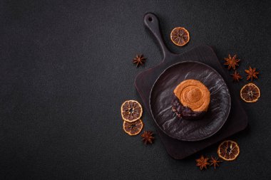 Yuvarlak, tatlı New York rulo kruvasan. Koyu beton arka planda çikolata kremalı.