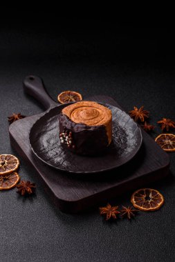 Yuvarlak, tatlı New York rulo kruvasan. Koyu beton arka planda çikolata kremalı.