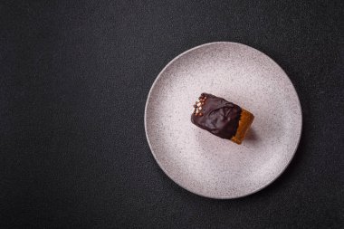 Yuvarlak, tatlı New York rulo kruvasan. Koyu beton arka planda çikolata kremalı.