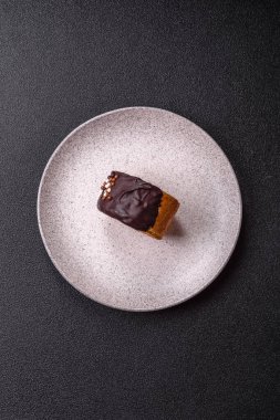 Yuvarlak, tatlı New York rulo kruvasan. Koyu beton arka planda çikolata kremalı.