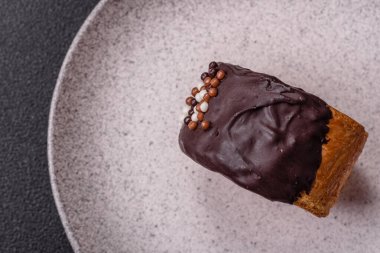 Yuvarlak, tatlı New York rulo kruvasan. Koyu beton arka planda çikolata kremalı.