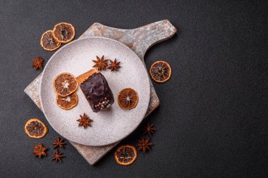 Yuvarlak, tatlı New York rulo kruvasan. Koyu beton arka planda çikolata kremalı.