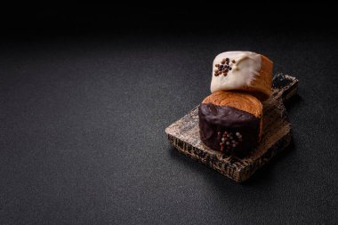 Yuvarlak, tatlı New York rulo kruvasan. Koyu beton arka planda çikolata kremalı.