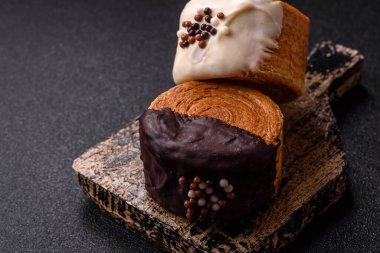 Yuvarlak, tatlı New York rulo kruvasan. Koyu beton arka planda çikolata kremalı.