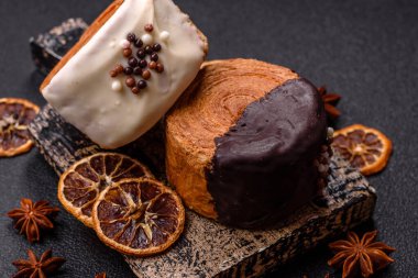 Yuvarlak, tatlı New York rulo kruvasan. Koyu beton arka planda çikolata kremalı.