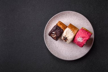 Yuvarlak, tatlı New York rulo kruvasanı. Koyu beton bir arka planda krema var.