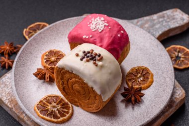 Yuvarlak, tatlı New York rulo kruvasanı. Koyu beton bir arka planda krema var.