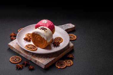 Yuvarlak, tatlı New York rulo kruvasanı. Koyu beton bir arka planda krema var.