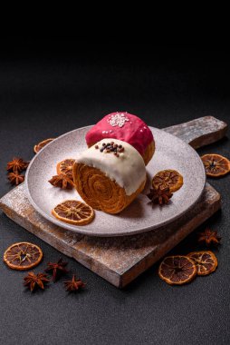 Yuvarlak, tatlı New York rulo kruvasanı. Koyu beton bir arka planda krema var.