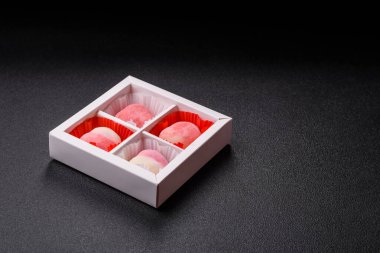 Sevgililer Günü tatili için kırmızı kalp şeklinde lezzetli bir mochi.