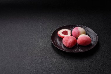 Sevgililer Günü tatili için kırmızı kalp şeklinde lezzetli bir mochi.