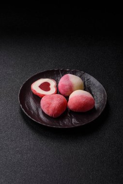 Sevgililer Günü tatili için kırmızı kalp şeklinde lezzetli bir mochi.