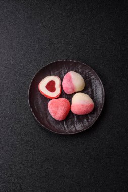 Sevgililer Günü tatili için kırmızı kalp şeklinde lezzetli bir mochi.