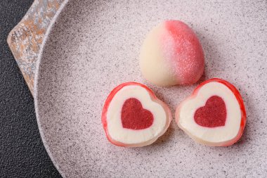 Sevgililer Günü tatili için kırmızı kalp şeklinde lezzetli bir mochi.