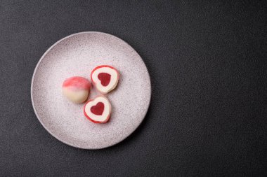 Sevgililer Günü tatili için kırmızı kalp şeklinde lezzetli bir mochi.