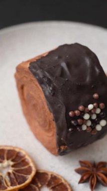 Yuvarlak, tatlı New York rulo kruvasanı. Koyu beton bir arka planda krema var.