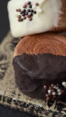 Yuvarlak, tatlı New York rulo kruvasanı. Koyu beton bir arka planda krema var.