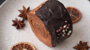 Yuvarlak, tatlı New York rulo kruvasanı. Koyu beton bir arka planda krema var.