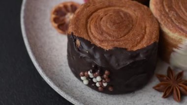 Yuvarlak, tatlı New York rulo kruvasanı. Koyu beton bir arka planda krema var.