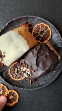 Yuvarlak, tatlı New York rulo kruvasanı. Koyu beton bir arka planda krema var.