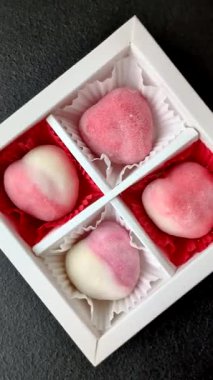Sevgililer Günü tatili için kırmızı kalp şeklinde lezzetli bir mochi.