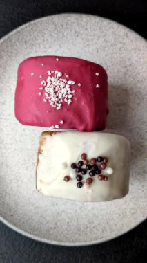 Yuvarlak, tatlı New York rulo kruvasanı. Koyu beton bir arka planda krema var.