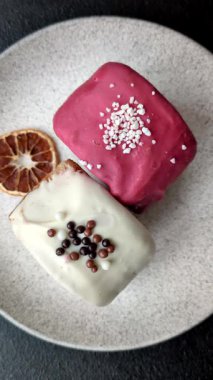 Yuvarlak, tatlı New York rulo kruvasanı. Koyu beton bir arka planda krema var.