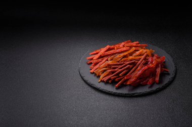 Kurutulmuş et, sopa şeklinde tuzlu, baharatlı ve çimento kaplı kuru balık.