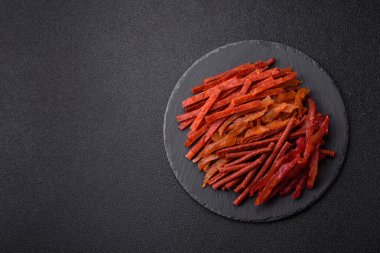 Kurutulmuş et, sopa şeklinde tuzlu, baharatlı ve çimento kaplı kuru balık.