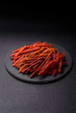 Kurutulmuş et, sopa şeklinde tuzlu, baharatlı ve çimento kaplı kuru balık.