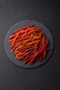 Kurutulmuş et, sopa şeklinde tuzlu, baharatlı ve çimento kaplı kuru balık.