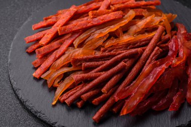 Kurutulmuş et, sopa şeklinde tuzlu, baharatlı ve çimento kaplı kuru balık.