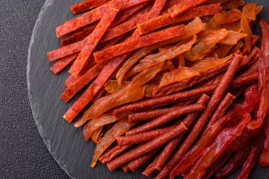 Kurutulmuş et, sopa şeklinde tuzlu, baharatlı ve çimento kaplı kuru balık.