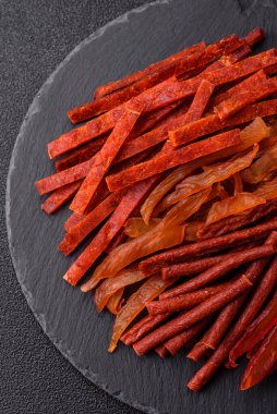 Kurutulmuş et, sopa şeklinde tuzlu, baharatlı ve çimento kaplı kuru balık.