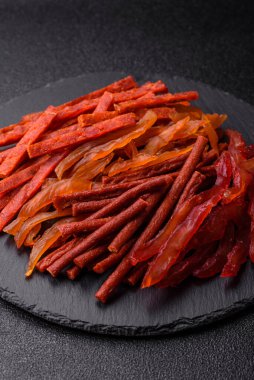 Kurutulmuş et, sopa şeklinde tuzlu, baharatlı ve çimento kaplı kuru balık.