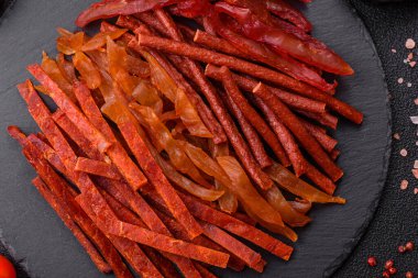 Kurutulmuş et, sopa şeklinde tuzlu, baharatlı ve çimento kaplı kuru balık.